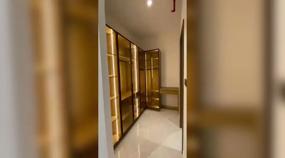 Global-Riverfront-Gallery-Walk-in-Closet