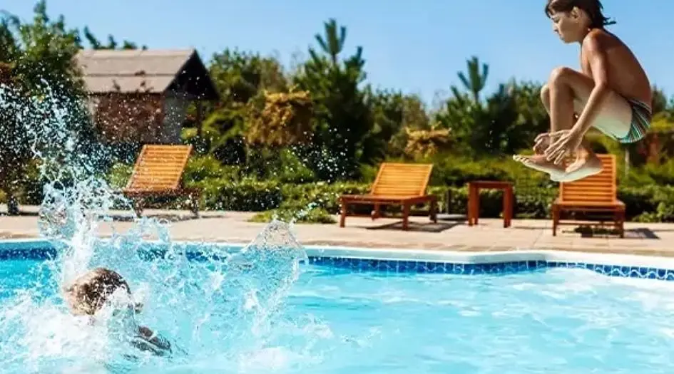 Hiranandani-Maitri-Park-Amenities-Swimming-Pool